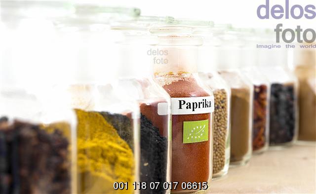 Gewürze im Glas, Paprika, Zimt, Curry, Wacholder, Nelken, Senf